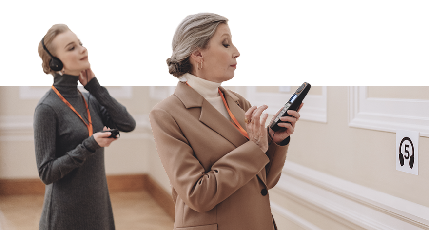 Посетитель слушает экскурсию