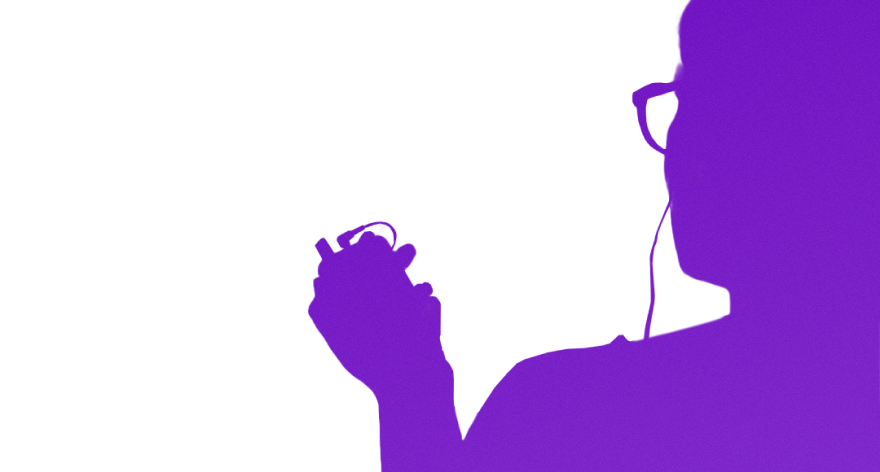 Слушатель синхронно получает перевод выступления