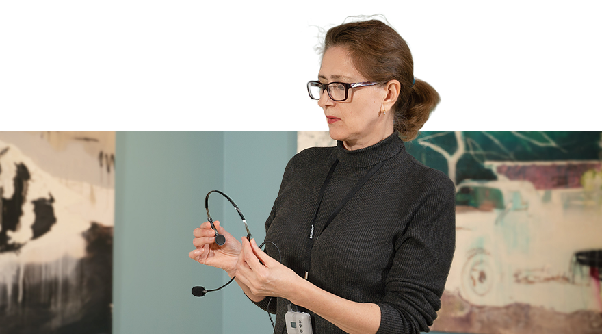 Гид с микрофоном