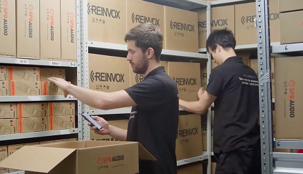 Сотрудники Cromi на складе